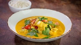 Curry z wegetariańskim kurczakiem z warzywami w kokosowym sosie Curry z wegetariańskim kurczakiem z warzywami w kokosowym sosie