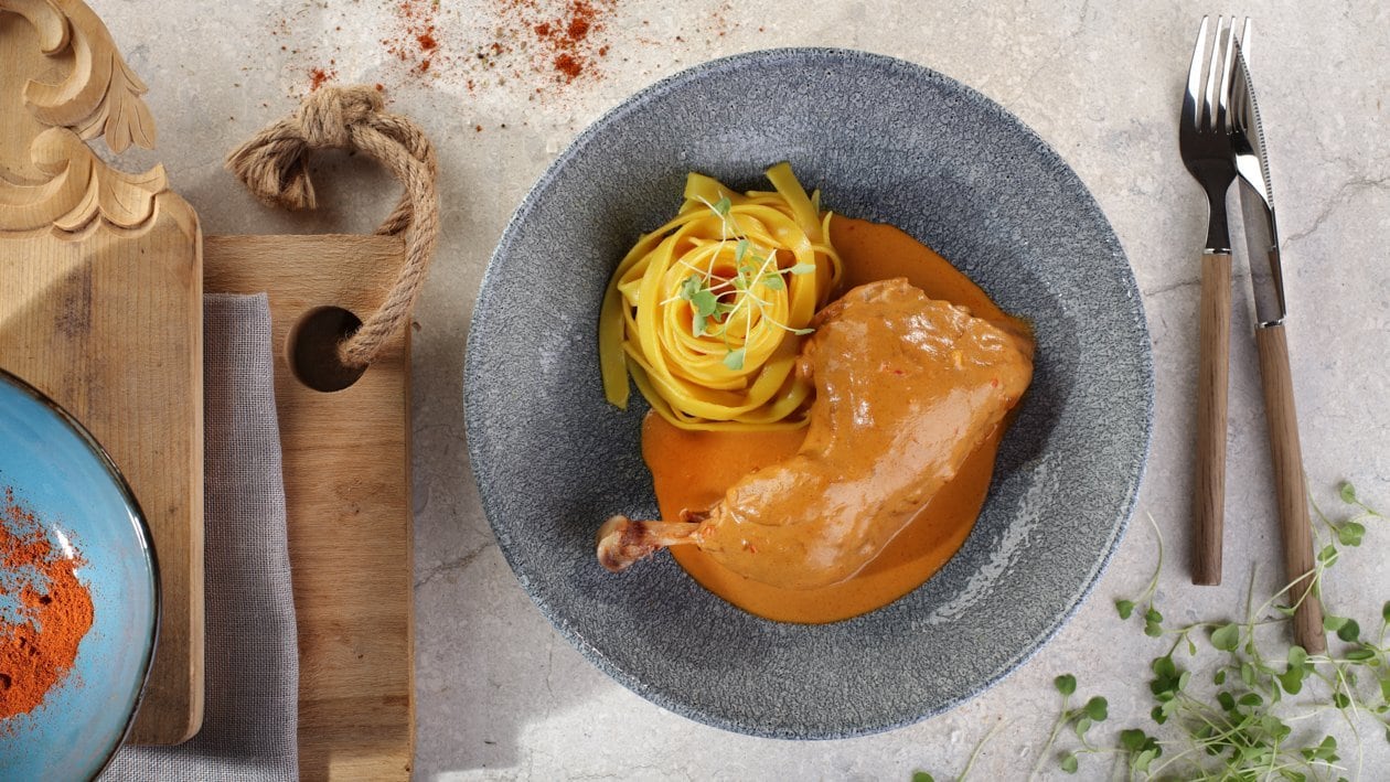 Węgierski paprykarz z kurczaka z Tagliatelle
