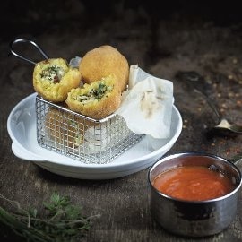 Arancini z kurczakiem i ostrym sosem Arrabbiata Arancini z kurczakiem i ostrym sosem Arrabbiata