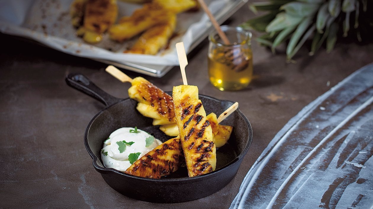 Grillowany ananas z dipem śmietanowym i melisą (wegetariańskie)