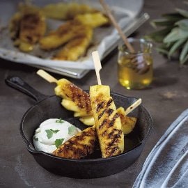 Grillowany ananas z dipem śmietanowym i melisą (wegetariańskie) Grillowany ananas z dipem śmietanowym i melisą (wegetariańskie)