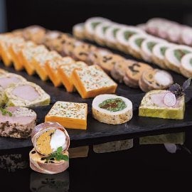 Królik otulony szynką dojrzewającą z kaparami