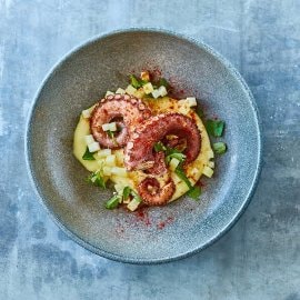 Pieczona ośmiornica z muślinem ziemniaczanym