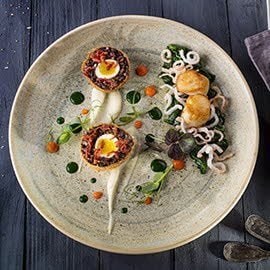 Przegrzebki, kaszanka z przepiórczym jajkiem, mus z kalafiora