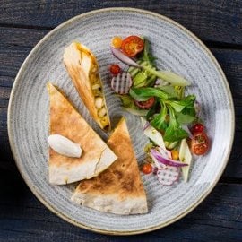 Quesadilla z kurczakiem curry i salsą pomidorową Quesadilla z kurczakiem curry i salsą pomidorową