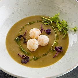 Royal z karczochów z krewetką i esencją z rukwi wodnej Royal z karczochów z krewetką i esencją z rukwi wodnej