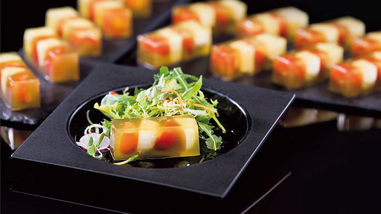 Sałatka caprese podana w bazyliowej galaretce