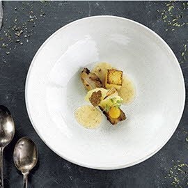 Veloute z żurku podane z konfitowanym boczkiem i perfekcyjnym żółtkiem