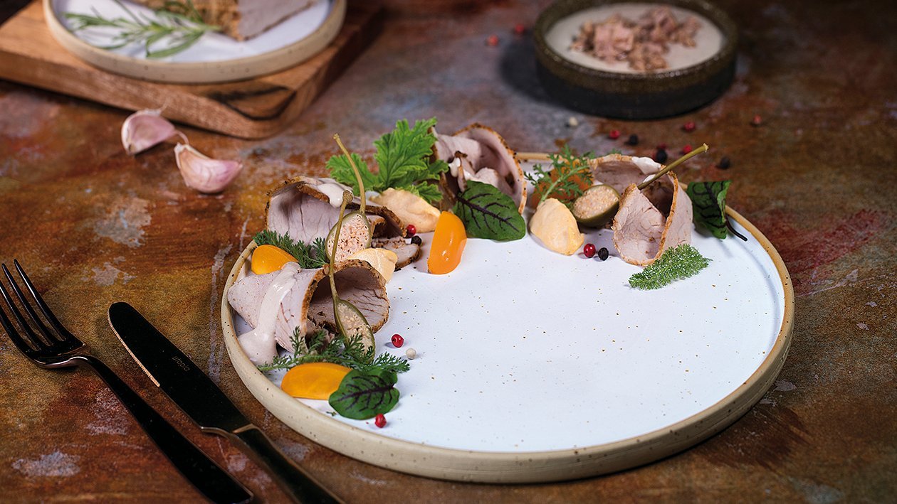 Vitello Tonnato z kremowym sosem tuńczykowo-kaparowym