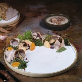 Vitello Tonnato z kremowym sosem tuńczykowo-kaparowym Vitello Tonnato z kremowym sosem tuńczykowo-kaparowym