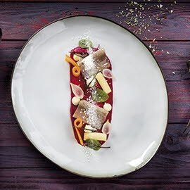 Śledź podany na purée buraczanym z dodatkiem ziemniaków i marchwi