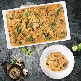 Curry z kaczką, groszkiem cukrowym, dynią i boczniakami Curry z kaczką, groszkiem cukrowym, dynią i boczniakami