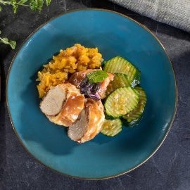 Eskalopki z indyka z chutneyem brzoskwiniowym i cukinią Eskalopki z indyka z chutneyem brzoskwiniowym i cukinią