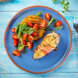 Filet z kurczaka marynowany w cytrynie i tymianku, z grillowaną polentą i sałatką ze szpinaku Filet z kurczaka marynowany w cytrynie i tymianku, z grillowaną polentą i sałatką ze szpinaku