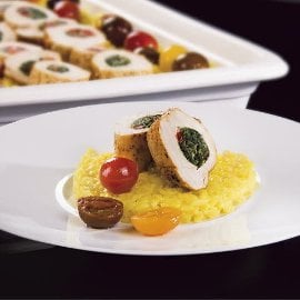 Filet z kurczaka nadziewany szpinakiem i grillowaną papryką z szafranowym risotto Filet z kurczaka nadziewany szpinakiem i grillowaną papryką z szafranowym risotto