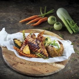 Filet z kurczaka supreme z grillowanymi warzywami, pieczonym ziemniakiem i kremowym serkiem