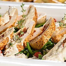 Filet z kurczaka w fasolce z bekonem w śmietankowym sosie z pieczarkami Filet z kurczaka w fasolce z bekonem w śmietankowym sosie z pieczarkami