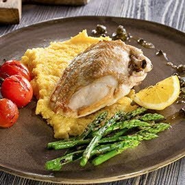 Filet z kurczaka z patelni duszony z cytryną na polencie z pieczonymi pomidorami Filet z kurczaka z patelni duszony z cytryną na polencie z pieczonymi pomidorami