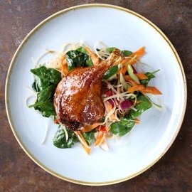 Glazurowana kaczka na smażonym makaronie z warzywami Glazurowana kaczka na smażonym makaronie z warzywami