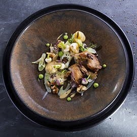 Glazurowana przepiórka, trufle, jabłka, wiosenne warzywa Glazurowana przepiórka, trufle, jabłka, wiosenne warzywa