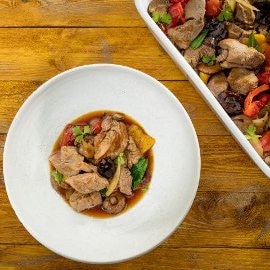 Gulasz z indyka z podgrzybkami i grillowaną papryką Gulasz z indyka z podgrzybkami i grillowaną papryką