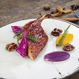 Kaczka pieczona w tradycyjny orientalny sposób, podana z dynią, modrą kapustą i palonymi orzechami Kaczka pieczona w tradycyjny orientalny sposób, podana z dynią, modrą kapustą i palonymi orzechami