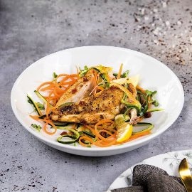 Kurczak na spaghetti warzywnym