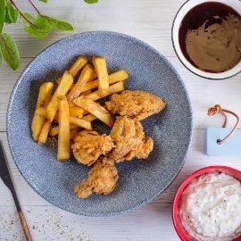 Kurczak w chrupiącej panierce z sosami: tatarskim, BBQ, miodowo-musztardowym Kurczak w chrupiącej panierce z sosami: tatarskim, BBQ, miodowo-musztardowym
