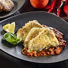Piccata z indyka na klasycznym sosie pomidorowym z bazylią Piccata z indyka na klasycznym sosie pomidorowym z bazylią