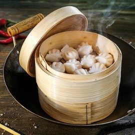 Pierożki dim sum z kurczakiem i warzywami Pierożki dim sum z kurczakiem i warzywami