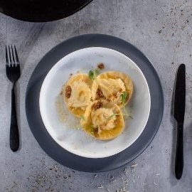 Ravioli z konfitowaną kaczką z sosem maślanym, parmezanem i cytryną Ravioli z konfitowaną kaczką z sosem maślanym, parmezanem i cytryną