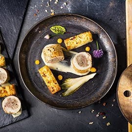 Roladka z kurczęciego uda, royal warzywny, sos borowikowy