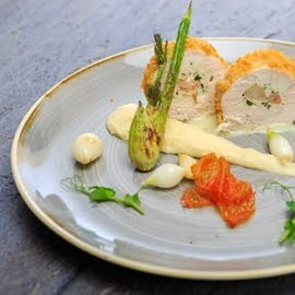 Roladki z kurczaka z muślinem podane z puree z pasternaku oraz z sosem cytrynowo-maślanym Roladki z kurczaka z muślinem podane z puree z pasternaku oraz z sosem cytrynowo-maślanym