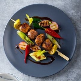 Szaszłyk z kurczaka glazurowany w teriyaki z grillowanymi warzywami Szaszłyk z kurczaka glazurowany w teriyaki z grillowanymi warzywami