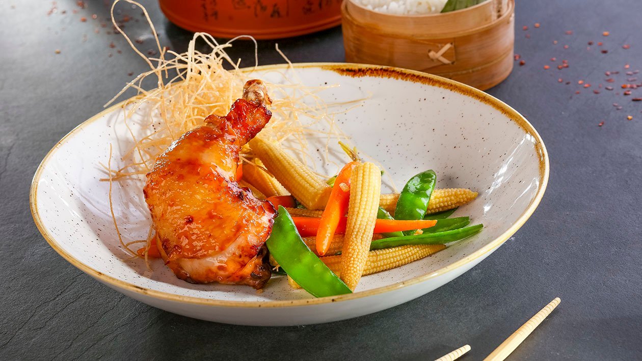 Udka kurczaka marynowane w pikantno-słodkim sosie chili z kolbami kukurydzy – - Przepis