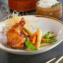 Udka kurczaka marynowane w pikantno-słodkim sosie chili z kolbami kukurydzy Udka kurczaka marynowane w pikantno-słodkim sosie chili z kolbami kukurydzy