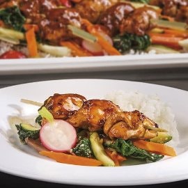 Yakitori – grillowane szaszłyki z kurczaka z glazurowanymi warzywami Yakitori – grillowane szaszłyki z kurczaka z glazurowanymi warzywami
