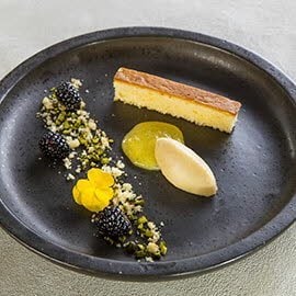 Ciasteczko z oliwy z oliwek z żelem pomarańczowym i domowymi lodami waniliowymi