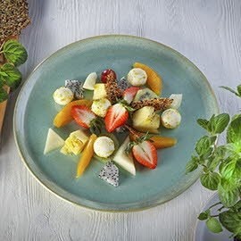 Sałatka owocowa z pana cottą kawową i świeżą miętą