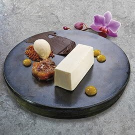 Sernik podany z konfiturą, ganache i lodami chałwowymi Sernik podany z konfiturą, ganache i lodami chałwowymi
