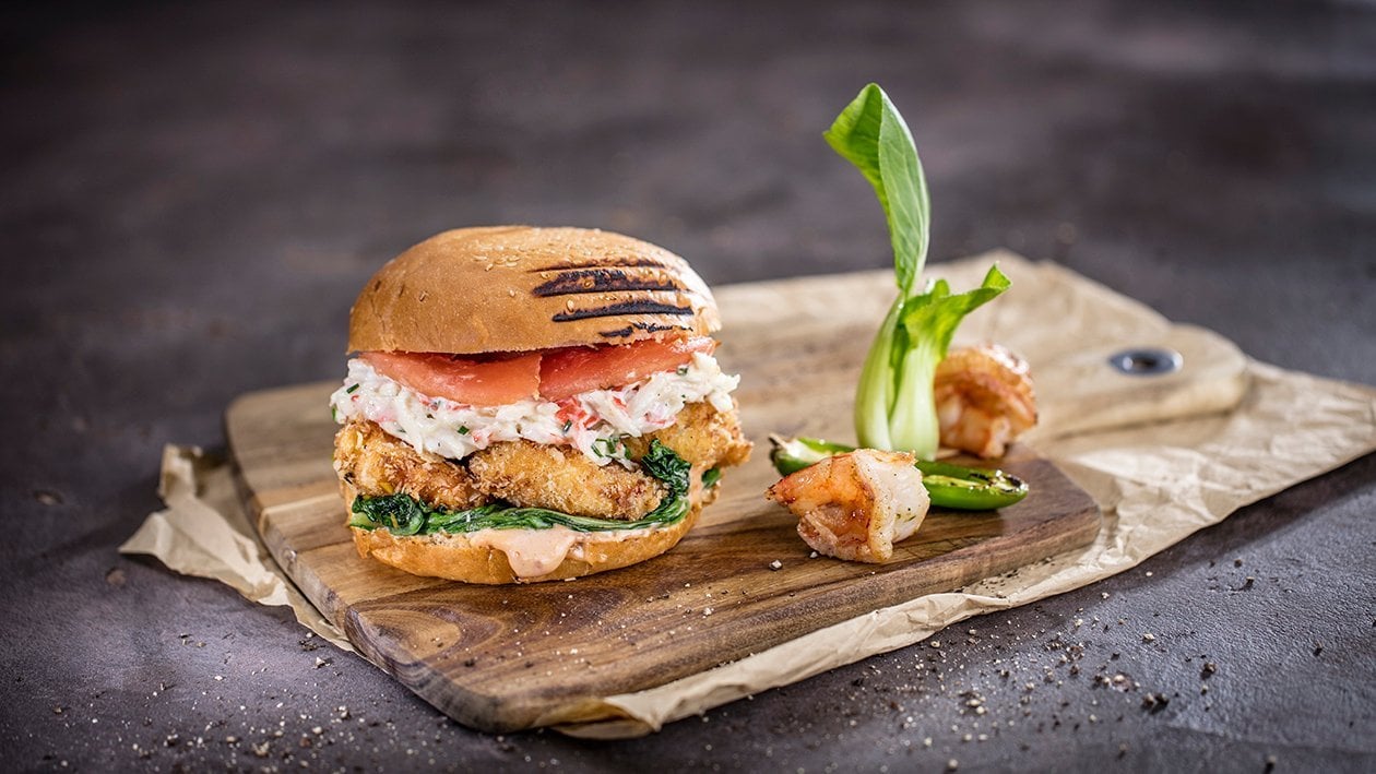 Burger z chrupiącymi krewetkami, kremowym krabem i majonezem jalapeno