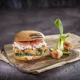 Burger z chrupiącymi krewetkami, kremowym krabem i majonezem jalapeno Burger z chrupiącymi krewetkami, kremowym krabem i majonezem jalapeno
