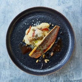 Chrupiąca dorada z domowymi Gnocchi, daktylami i parmezanem Chrupiąca dorada z domowymi Gnocchi, daktylami i parmezanem