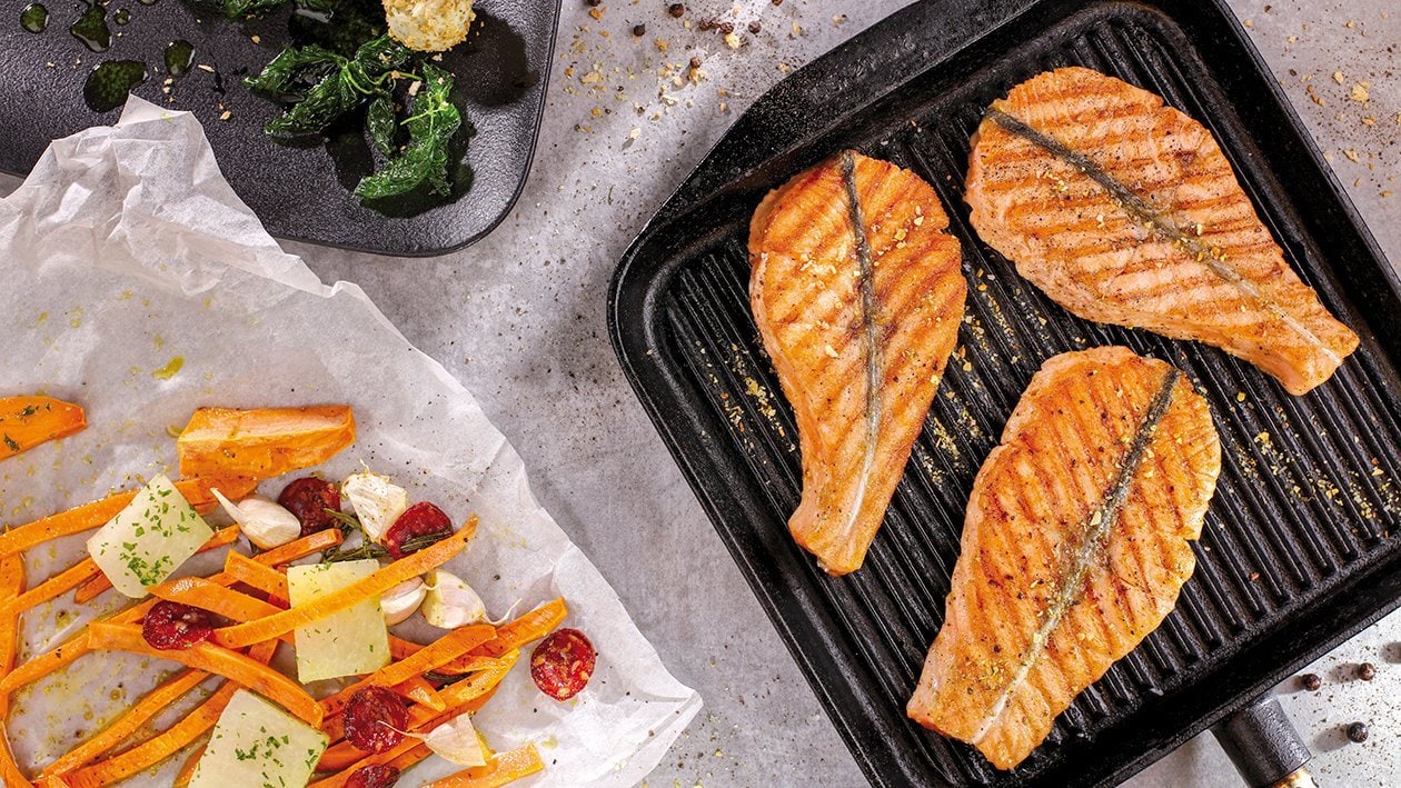 Grillowany łosoś podany z kalarepą i chorizo