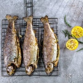 Grillowany pstrąg z sałatką z pieczonych pomidorów z tymiankiem Grillowany pstrąg z sałatką z pieczonych pomidorów z tymiankiem