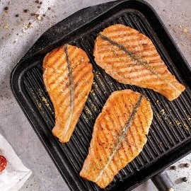 Grillowany łosoś podany z kalarepą i chorizo Grillowany łosoś podany z kalarepą i chorizo