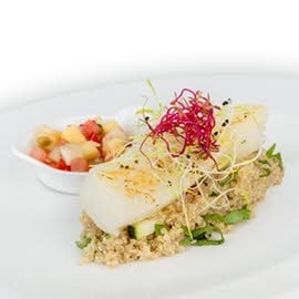 Halibut na sposób orientalny z komosą ryżową i salsą owocową Halibut na sposób orientalny z komosą ryżową i salsą owocową