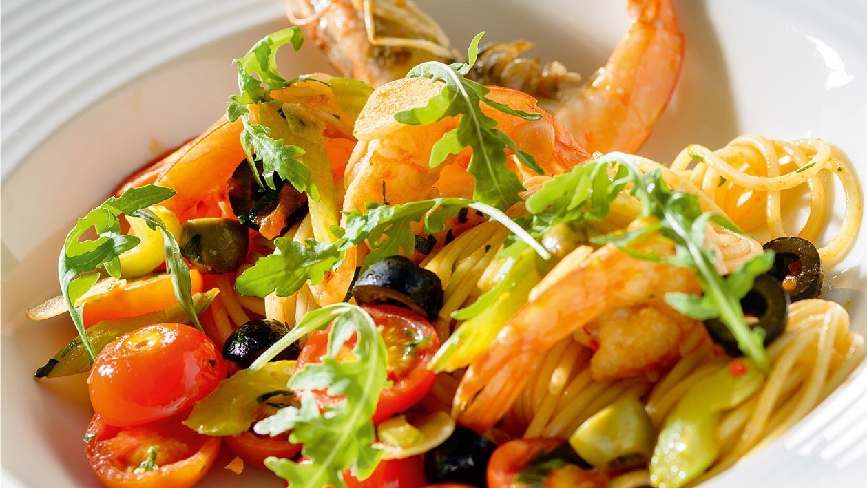 Makaron spaghetti z krewetkami, pomidorami i rukolą