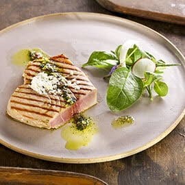Miecznik z grilla z vinaigrette i bukietem sałat Miecznik z grilla z vinaigrette i bukietem sałat