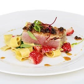 Pappardelle ze stekiem z miecznika, młodym szpinakiem i truskawkami Pappardelle ze stekiem z miecznika, młodym szpinakiem i truskawkami